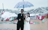 Rạp cưới đổ sập do giông lốc: Khách mời đội mưa phụ bưng bê, đám tiệc vẫn vui