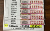 Hai người hàng xóm trúng 5 tờ vé số độc đắc, nhận tiền mặt gửi ngân hàng