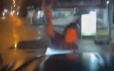 2 anh em ruột chặn đầu ô tô ở Hóc Môn, ném đá nứt kính