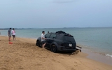 Chở con đi ngắm biển Tuy Hòa, ô tô du khách Hà Nội bị mắc cạn