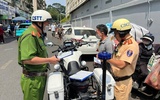 CSGT xử lý hàng chục ô tô dừng đỗ quanh Bệnh viện Đại học Y Dược TP.HCM