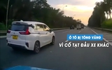 Xe Mitsubishi Xpander bị đâm văng trên cao tốc vì cố tạt đầu xe khác