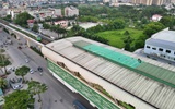 Đang vá mái nhà ga tàu Cát Linh - Hà Đông