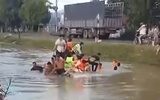 Ô tô chở 13 giáo viên lao xuống mương nước sau va chạm với xe máy