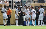 Real Madrid hỗn loạn vì thua đậm PSG, Chủ tịch Perez họp riêng với từng cầu thủ: Cải tổ! 