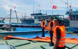 Lực lượng chức năng, người dân Huế chằng chống nhà cửa, ứng phó bão số 5