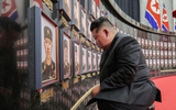 Ông Kim Jong-un 'lòng đau nhói', quỳ trước di ảnh quân nhân Triều Tiên tử trận ở Nga