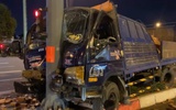 TP.HCM: Sau tai nạn, xe tải tông trụ đèn giao thông làm 2 người bị thương