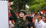 Các chiến sĩ giao lưu với nhân dân trước giờ hợp luyện