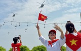 Mãn nhãn với màn huấn luyện trực thăng kéo Quốc kỳ trên bầu trời Hà Nội