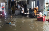 Mưa lớn ở TP.HCM: Nhiều người trắng đêm thấp thỏm, dọn nước ngập vào nhà