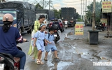 Đường thu phí ở TP.HCM hư hỏng nặng, học sinh len lỏi qua vũng sình đến trường