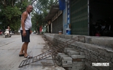 Rãnh thoát nước cao hơn mặt đường cả mét, người dân bắc cầu vào nhà