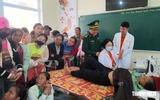 'Theo dấu chân bác sĩ' đến khám bệnh và tặng quà ở biên giới Việt Nam - Lào