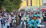 Vì sao cổng trường ở TP.HCM vẫn kẹt cứng dù có lực lượng phân luồng?