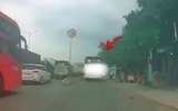CSGT phạt xe khách chạy vào làn xe máy trên quốc lộ 51, dân khen 'tuyệt vời'