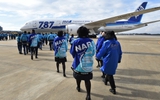 360 người cùng kéo máy bay Boeing 787 nặng hơn 130 tấn
