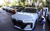 Thương nhân viên đi làm giữa trời rét, bà chủ tặng xe sang BMW