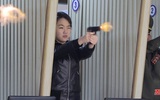 Ông Kim Jong-un và con gái bắn thử súng ngắn