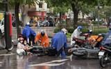 Trời mưa, nhiều xe trượt ngã trên phố đi bộ Nguyễn Huệ