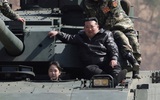 Con gái ông Kim Jong-un xuất hiện cùng cha trên xe tăng chiến đấu chủ lực mới