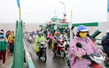 Hai bến phà lớn nhất TP.HCM tăng giá vé vì không chịu nổi bão giá dầu