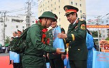Thứ trưởng Bộ Quốc phòng Nguyễn Văn Gấu chúc mừng thanh niên lên đường nhập ngũ