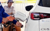 Giá xăng, dầu tăng mạnh: Lái xe động cơ đốt trong tốn kém thế nào?