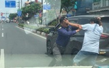 TP.HCM: Hai tài xế đánh nhau trong làn ô tô đường Phạm Văn Đồng