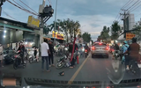 Xác minh clip 2 người đi xe máy đánh nhau giữa đường phố TP.HCM gây náo loạn
