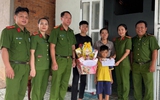 TP.HCM: Cán bộ trại tạm giam đến tận nhà thăm, tặng quà gia đình phạm nhân