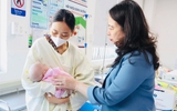 Phó chủ tịch nước Võ Thị Ánh Xuân thăm và trao quà cho bệnh nhi tại TP.HCM