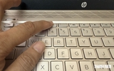 Đèn trên phím F4 của laptop có công dụng gì?
