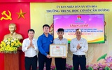 Trao Huy hiệu 'Tuổi trẻ dũng cảm' cho nam sinh lớp 9 cứu người đuối nước
