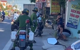 Đi xe máy điện không đội mũ bảo hiểm, 3 học sinh bị 'phạt' theo cách độc