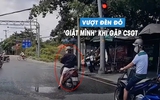 Thanh niên lái xe máy vượt đèn đỏ, 'hết hồn' phanh gấp khi thấy CSGT