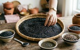 Ăn mè đen có thực sự giúp làm chậm bạc tóc? Bác sĩ giải đáp