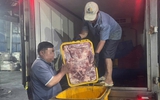 Phát hiện xe chở 250 kg thịt heo không rõ nguồn gốc giữa đêm ở TP.HCM