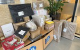 Ai đang trả phí sàn?