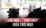 Cảnh tượng khó tin dưới gầm cầu ở TP.HCM: Người ngủ, người trú mưa sát làn xe chạy