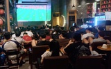 Đêm World Cup ở TP.HCM: Người trẻ chen kín quán cà phê, reo hò theo pha bóng