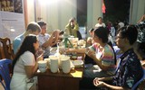 7 giờ tối, nhiều người rủ nhau vào bảo tàng để làm gì?