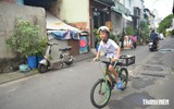 Cậu bé rao bán trứng bằng thơ ở TP.HCM, khiến cả khu phố thích thú