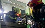 Nghẹt thở giải cứu người đàn ông bị thương, mắc kẹt trên tầng 4 ở TP.HCM