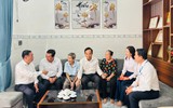 Bí thư Thành ủy TP.HCM Trần Lưu Quang thăm, tặng quà cho cựu tù Côn Đảo