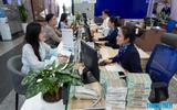 Vì sao tiền ùn ùn vào ngân hàng?