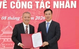 Chuyên gia trình độ cao đầu tiên được ký hợp đồng hiệu trưởng trường đại học công