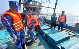 Tuần tra giữa khuya, phát hiện tàu cá vận chuyển trái phép 130.000 lít dầu DO