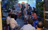 Nhiều người trong hẻm tổ chức lễ tưởng niệm nạn nhân Covid-19, làm loạt chuyện lạ kỳ