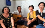 Nữ nghệ sĩ cải lương tuổi 70 chật vật bán vé số nuôi gia đình